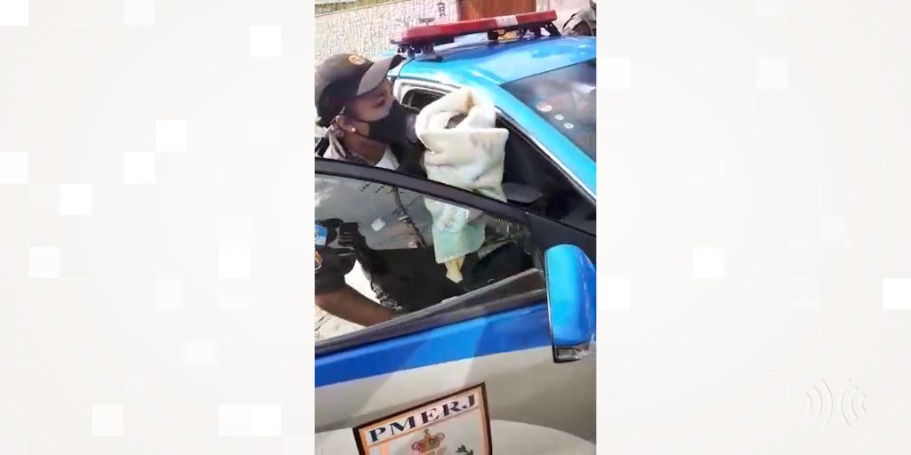Recém-nascido é encontrado nesta segunda abandonado em beco de Teresópolis; confira o vídeo do resgate