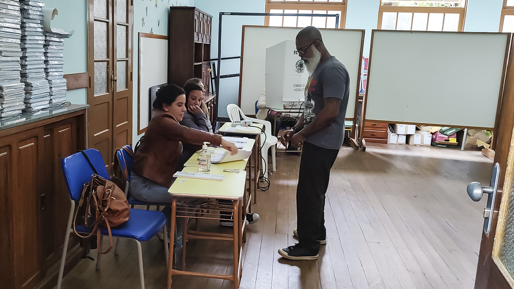 Tempo de espera para votação em seções do Colégio Nossa Senhora das Dores passou de 1h30