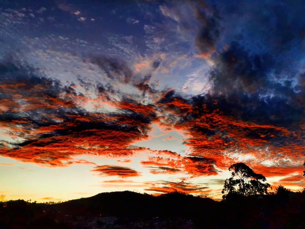 Tonalidades de cores tomam conta do céu durante fim de tarde em Nova Friburgo