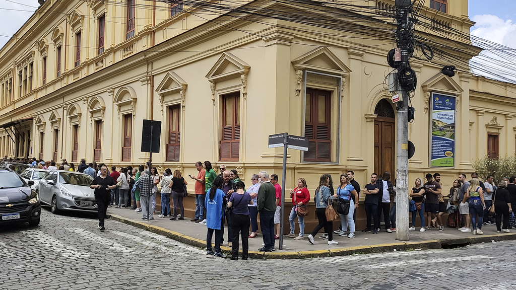 Na tarde deste domingo, a fila de espera para votação no Colégio Nossa Senhora das Dores dobrava o quarteirão