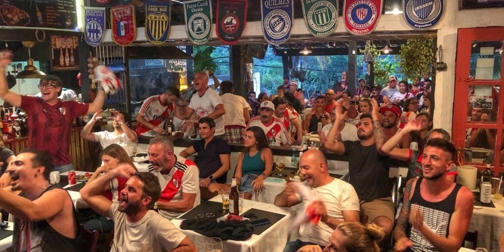 Registro dos argentinos reunidos, torcendo pelo River Plate em Búzios 