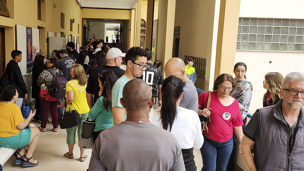 Uma grande quantidade de pessoas aguardavam para votar na parte interna do Colégio Nossa Senhora das Dores 