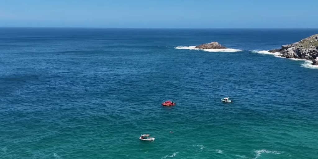 VÍDEO: buscas para encontrar jovem turista mineiro que caiu e desapareceu no mar seguem em Arraial do Cabo 