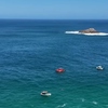 VÍDEO: buscas para encontrar jovem turista mineiro que caiu e desapareceu no mar seguem em Arraial do Cabo 