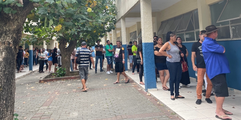 Muita movimentação de eleitores na Escola Municipal Professor Edilson Duarte