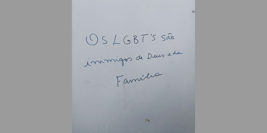 Mensagem de ódio foi escrita no muro da Câmara, no Centro