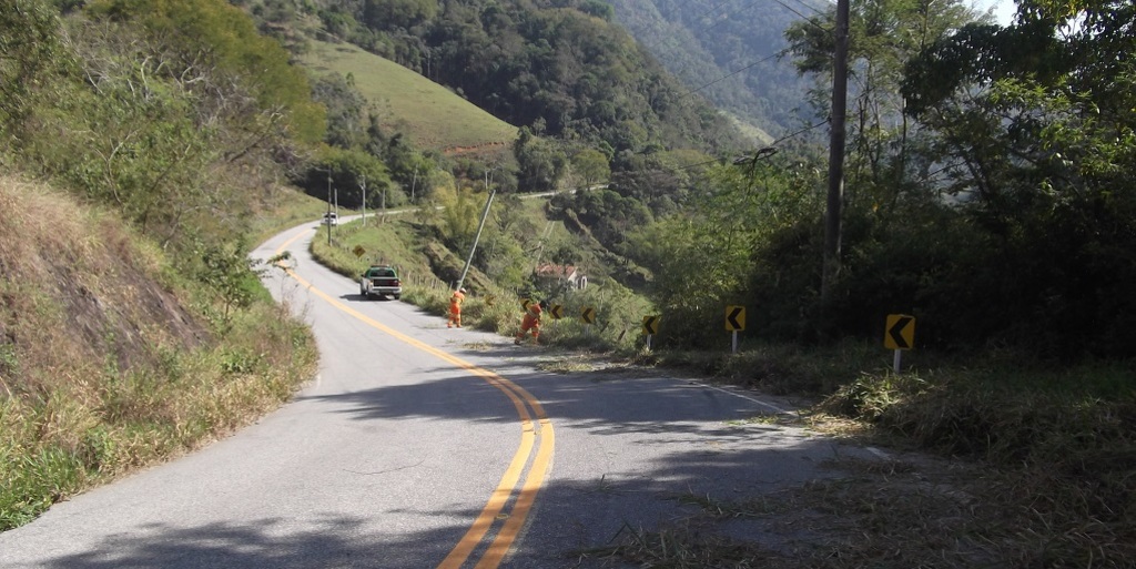 Rodovia RJ-142 recebe obras de contenção e nova sinalização desde setembro 