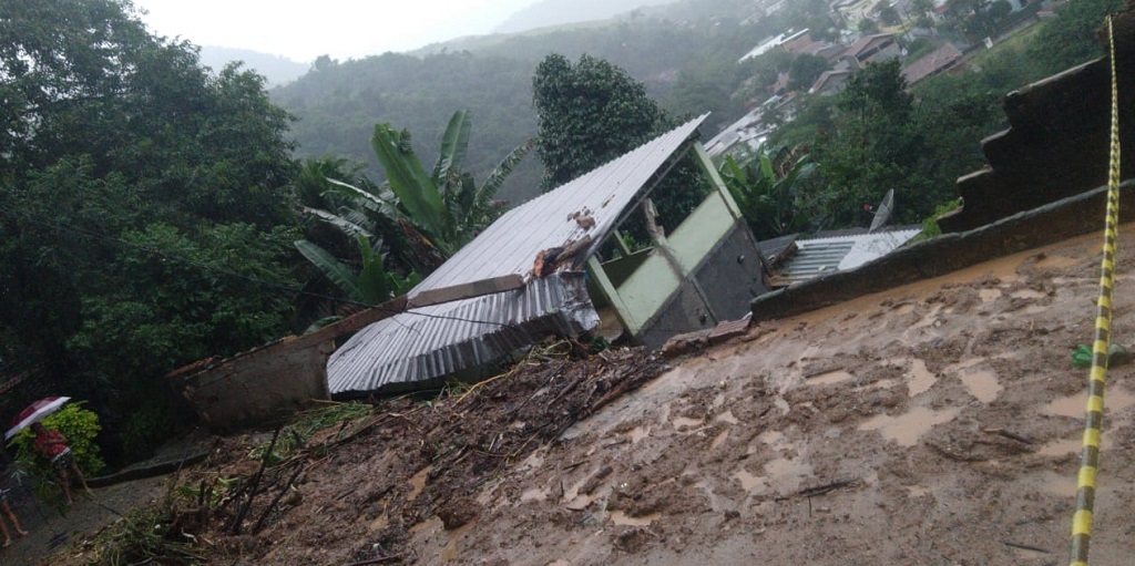 Deslizamento de terra atingiu uma residência em Cachoeiras de Macacu