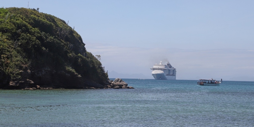 Transatlântico aportou de frente pra Orla Bardot