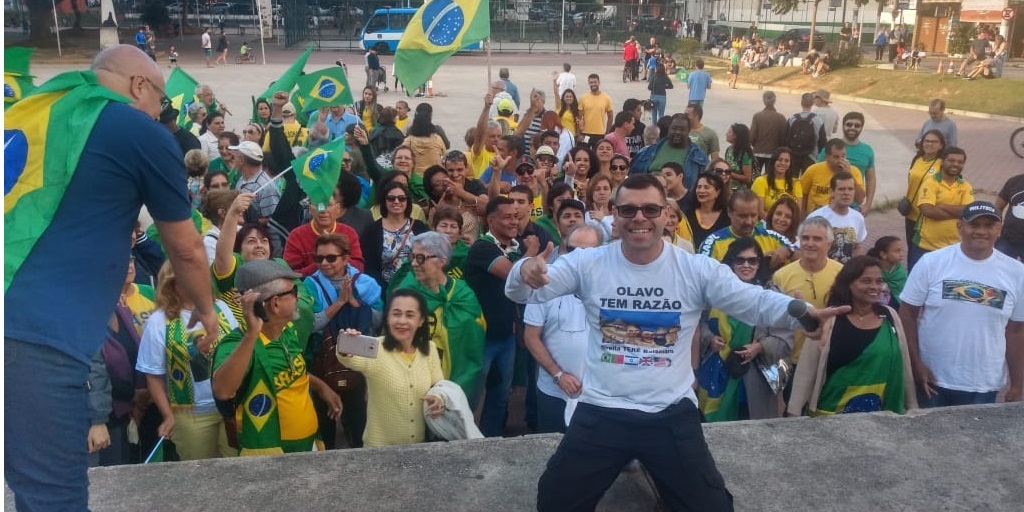 Apoiadores do governo Bolsonaro durante manifestação em Teresópolis