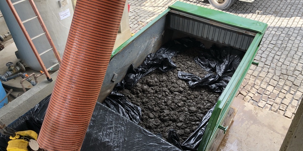 Empresa de Nova Friburgo envia lodo gerado em tratamento de esgoto para compostagem