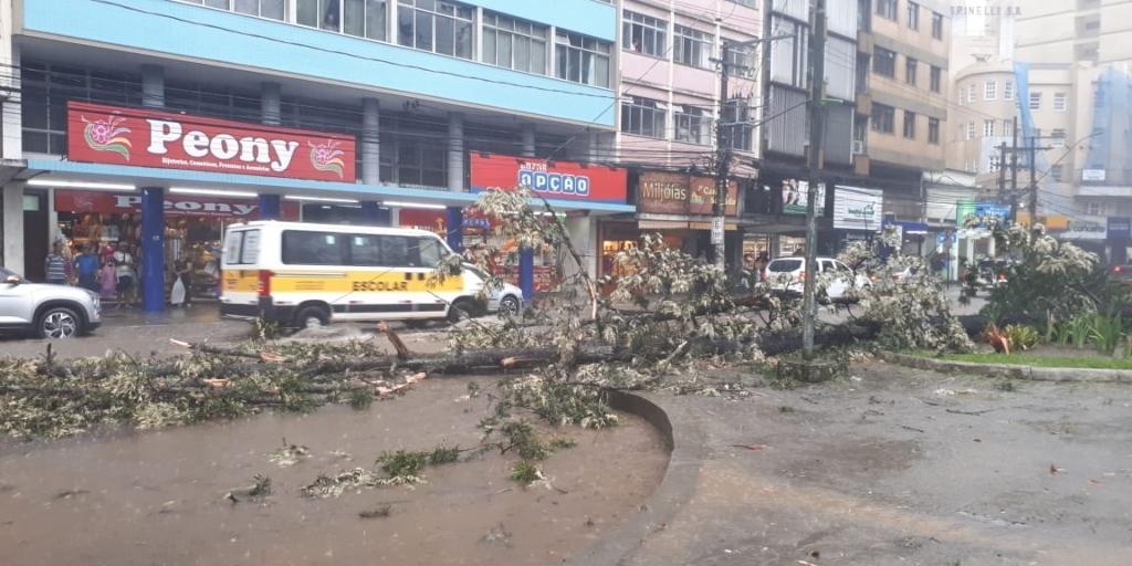 Ruas do centro de Friburgo ficaram alagadas com o temporal