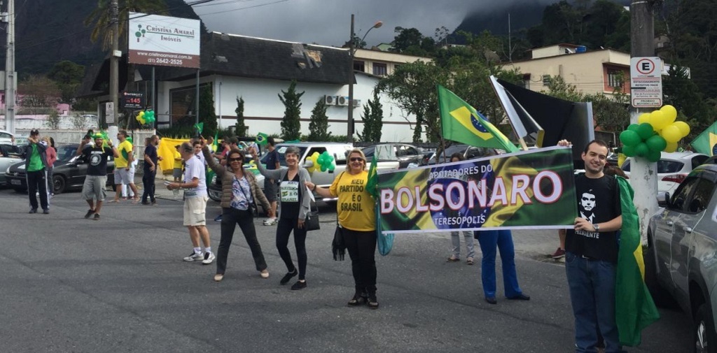 Manifestantes saíram em defesa de pautas defendidas pelo Governo Federal e demonstraram apoio à Operação Lava Jato