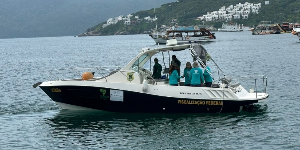 Pesquisa é realizada a bordo de uma embarcação de controle e fiscalização federal
