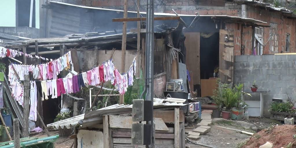 Casas construídas de forma improvisada no bairro de Olaria, em Nova Friburgo 