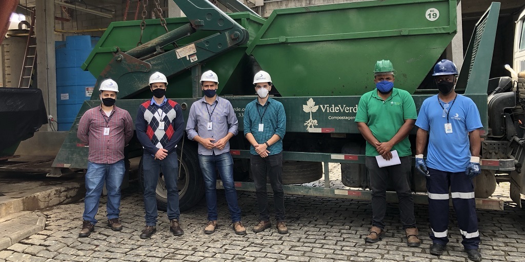 Equipe do Grupo Águas do Brasil, Águas de Nova Friburgo e Vide Verde Compostagem realizam a primeira coleta na ETE Conselheiro Paulino