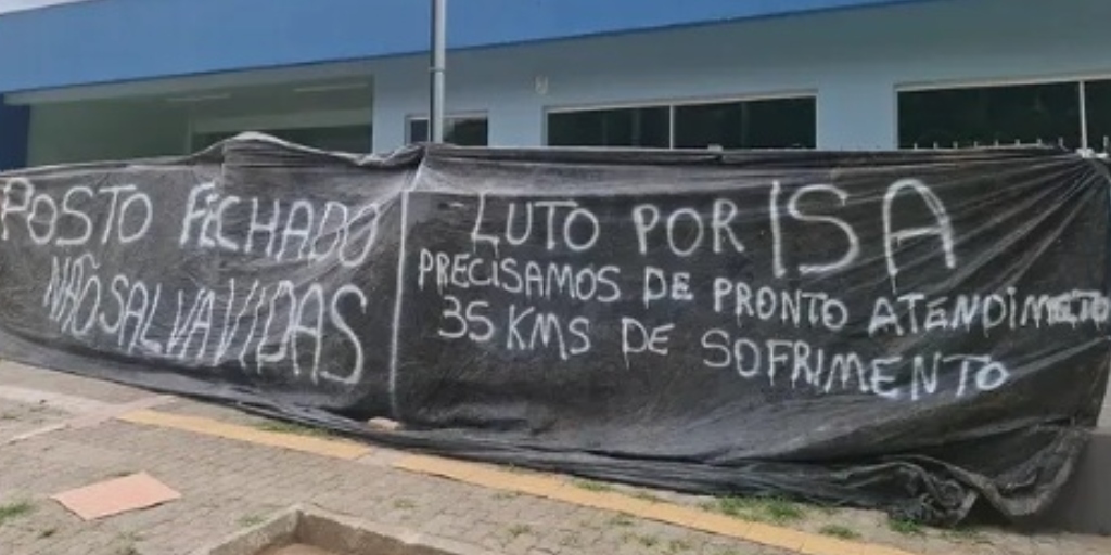 Frases de protesto foram escritas por moradores em plásticos pretos colocados na unidade onde funcionará o posto de saúde emergencial de Lumiar