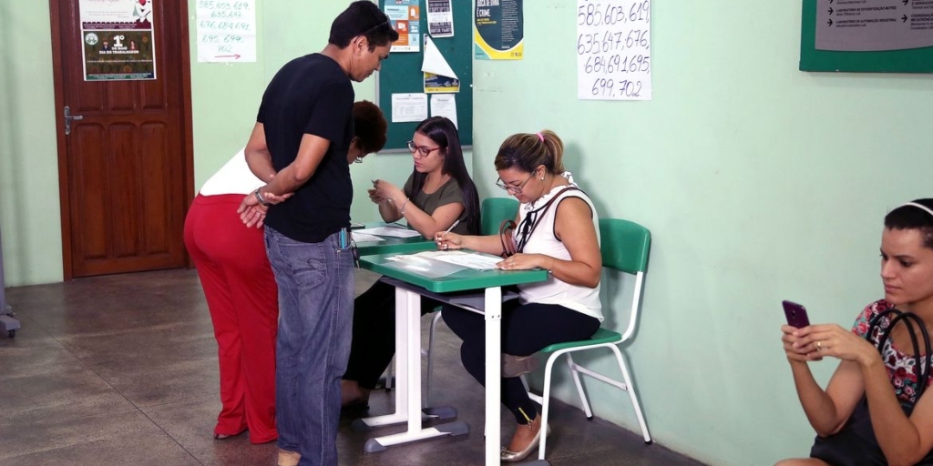Votação mobiliza quase 2 milhões de mesários no país; veja números no interior