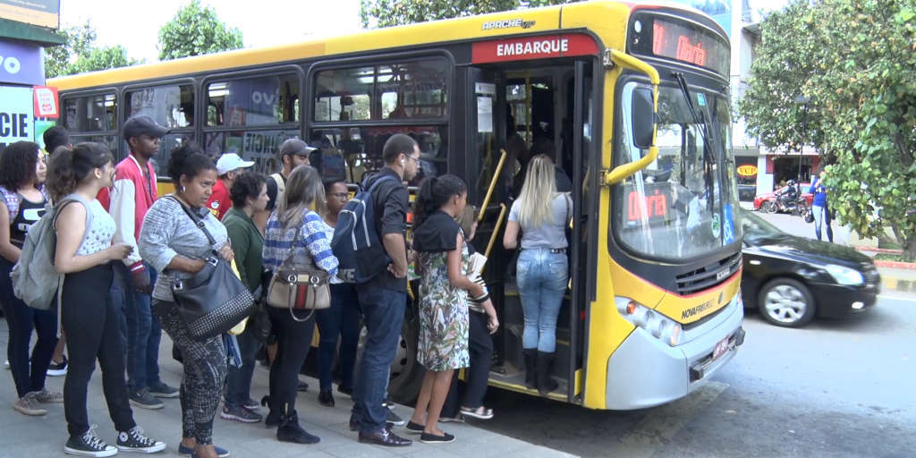 Você sabia? Em Friburgo, mulheres podem embarcar em ônibus fora dos pontos após às 22h
