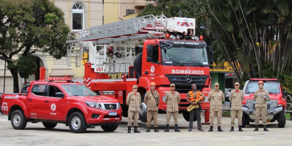 Do alto de uma escada magirus, Corpo de Bombeiros faz homenagem à população friburguense