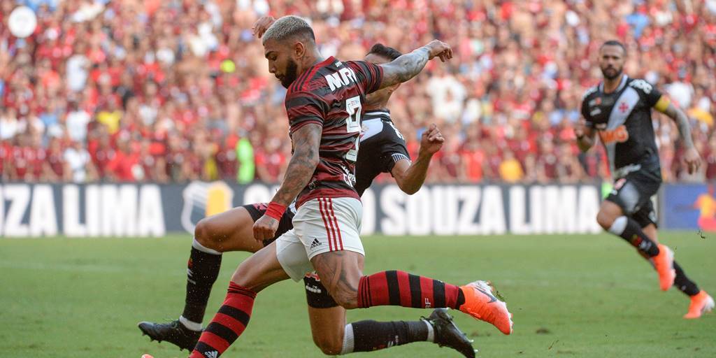 O atacante Gabigol tenta levar o Flamengo ao título nacional