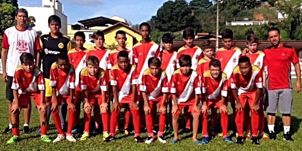 Thiago (em pé, à direita) quando ainda treinava o time de crianças e adolescentes, em Cordeiro