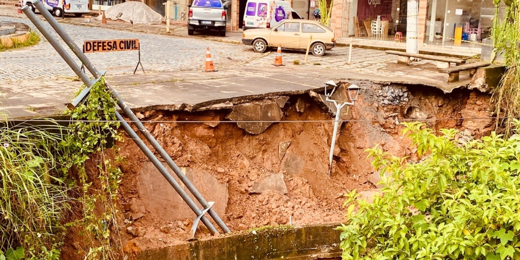 Rua Felipe Camarão, no bairro Ponte da Saudade, depois da interdição da Defesa Civil