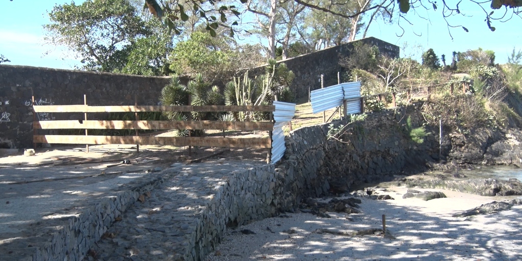 Mirante do Morro do Arpoador, em Cabo Frio, é interditado pela Defesa Civil 