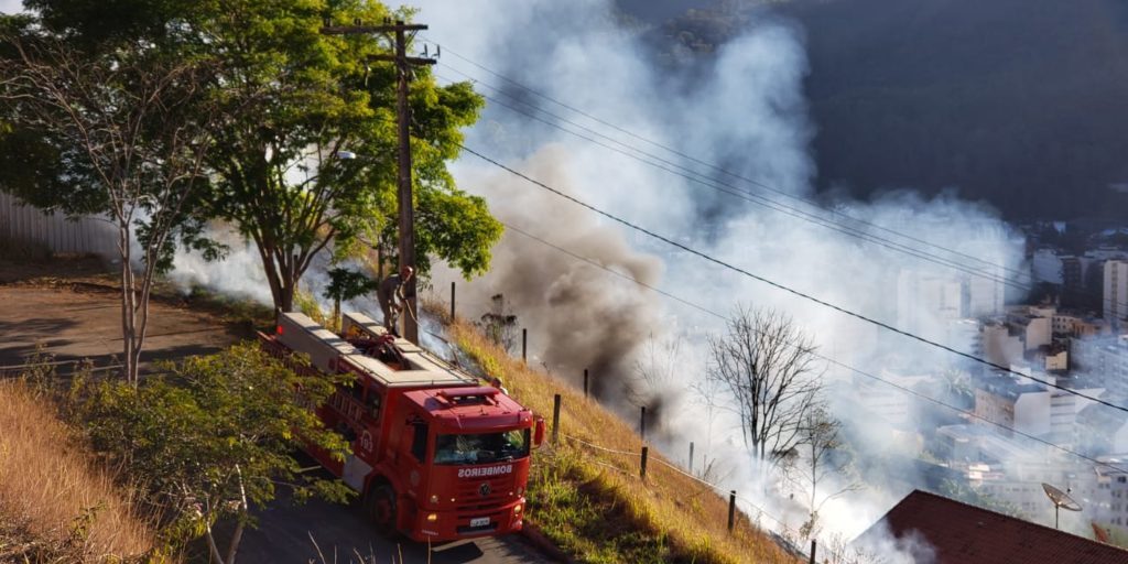 Incêndio atinge área de vegetação no bairro Suíço em Nova Friburgo