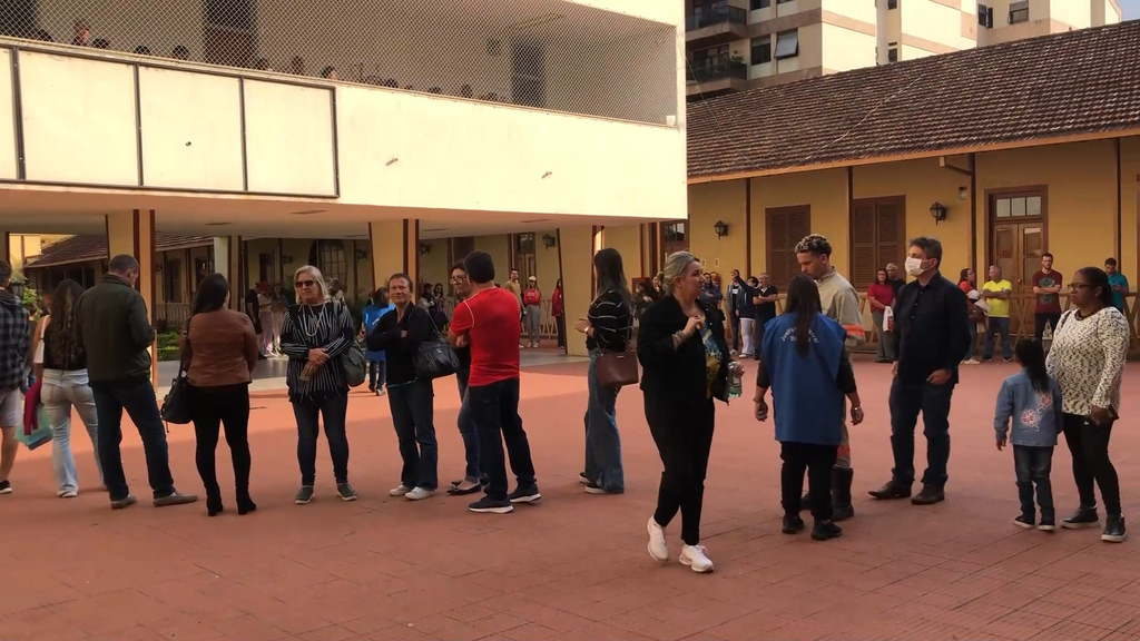 No final da tarde, a fila de espera para votação foi formada dentro do Colégio Nossa Senhora das Dores