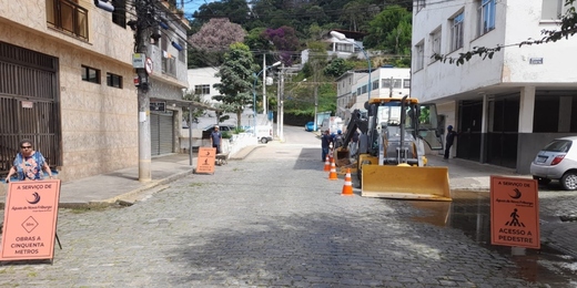 Obra em rua do Paissandu, em Nova Friburgo, deixa trânsito parcialmente interditado