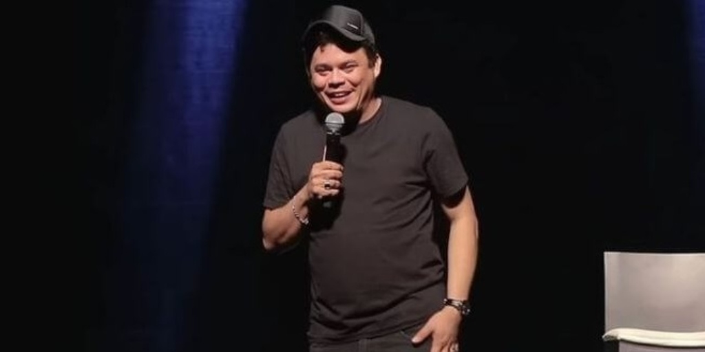 O comediante Emerson Ceará transforma encontros do dia-dia em uma peça hilária