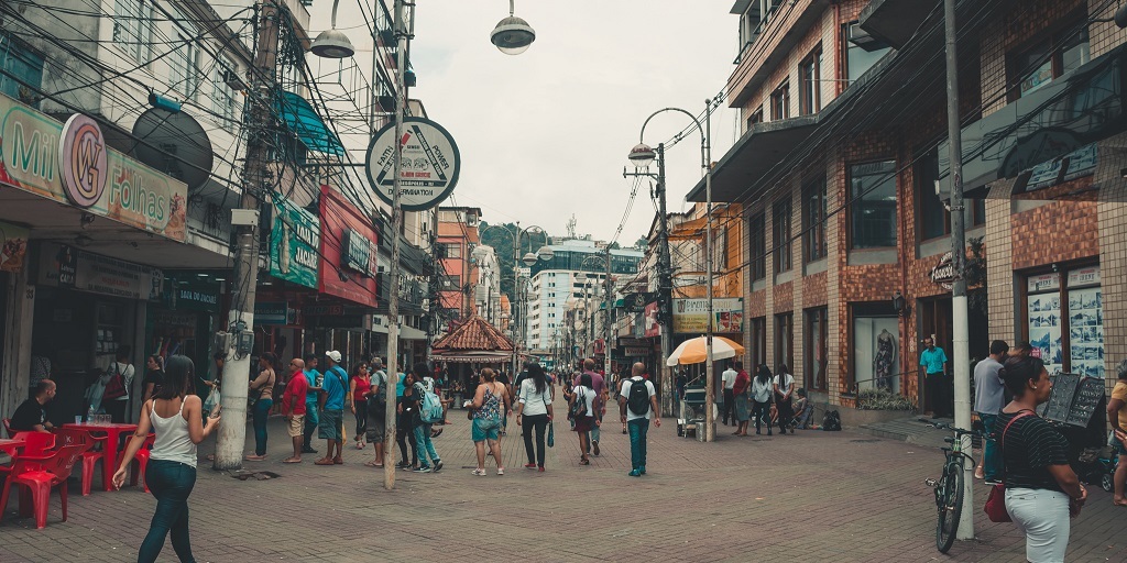 Shoppings, lojas de rua, feiras livres, hotéis e pousadas voltam a funcionar em Teresópolis