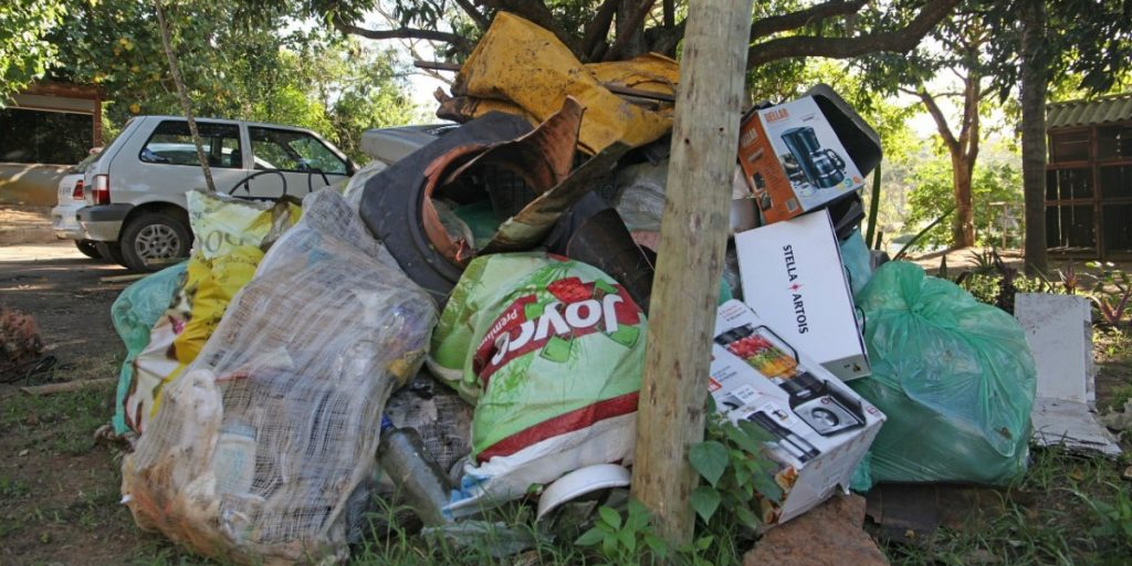 Mais de 25 sacos de 150 litros de lixo foram retirados de lagoa em Búzios