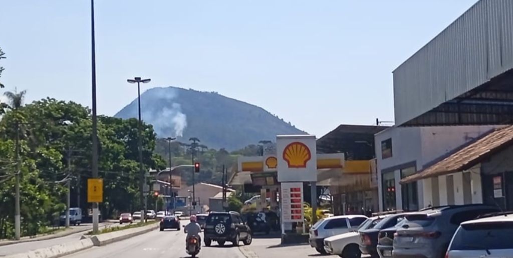Foco de incêndio em vegetação de Nova Friburgo