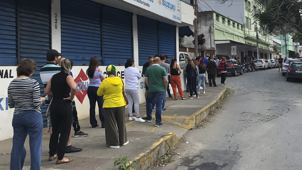 Eleitores estão inseguros se vão conseguir votar ou não com a proximidade do encerramento do horário de votação