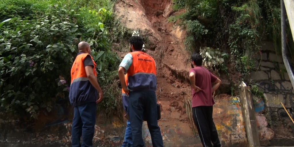 Equipes no local onde caiu a barreira