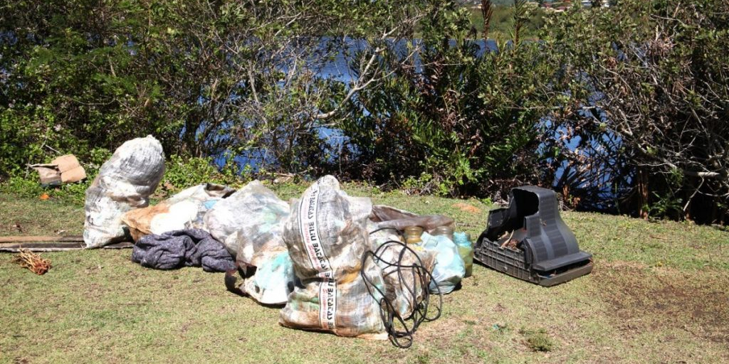 Ação de limpeza retira lixo, madeira, azulejo e até televisor da Lagoa da Ferradura, em Búzios
