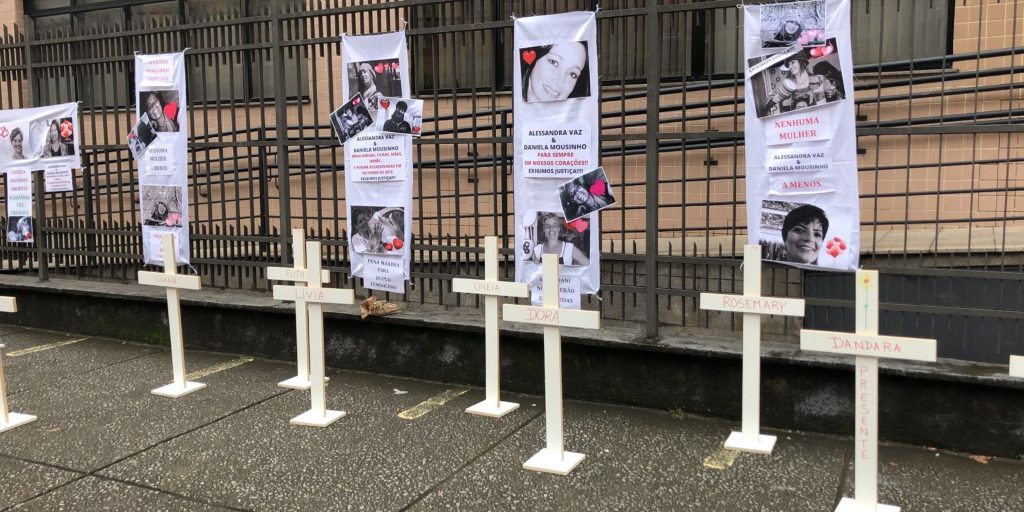 Protesto na frente do Fórum de Nova Friburgo na terça-feira, 8