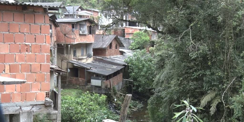 Casas construídas na beira de um córrego, no distrito de Mury, em Nova Friburgo