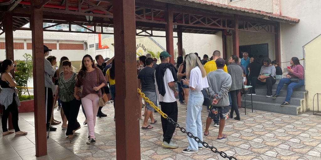Filas continuam no Colégio Sagrado Coração de Jesus, mas todos poderão votar