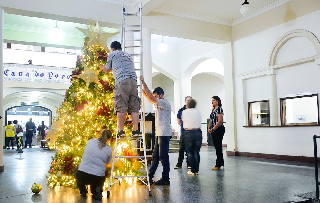 Montagem de árvore de Natal no hall da Prefeitura.