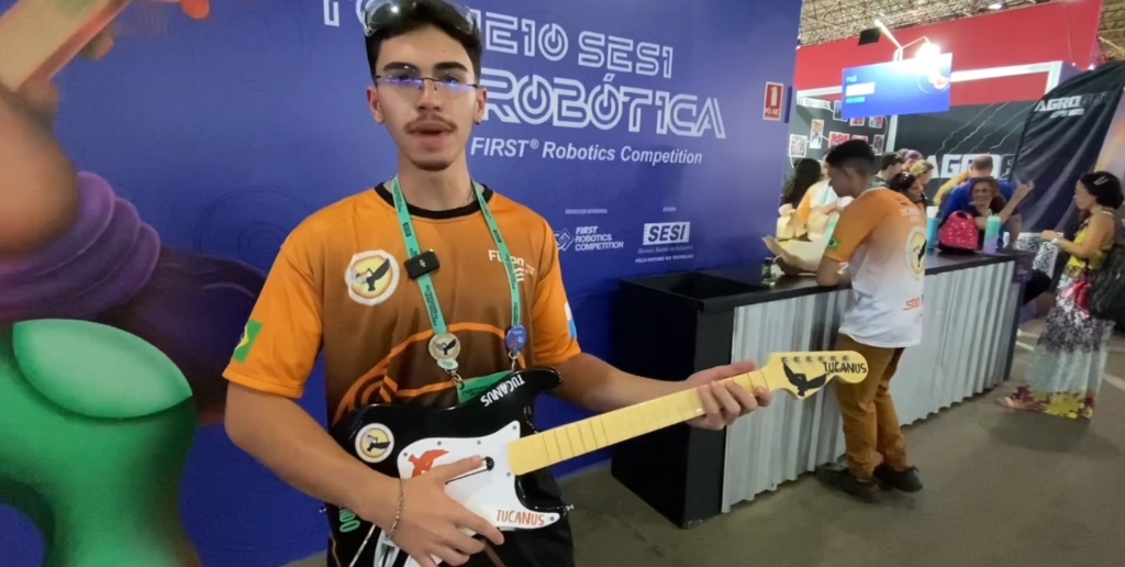 João Victor integrante da equipe Tucanus com a guitarra criada para a competição