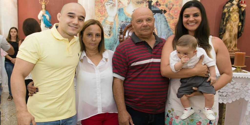 Marlon Moraes e seu pai Gualter acompanhado de familiares 