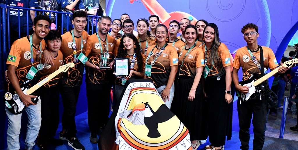 Equipe Tucanus da Senai Friburgo ganha prêmio de melhor design em maior festival de robótica do país  