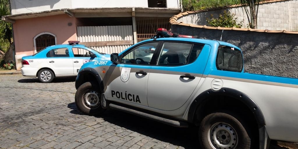 Viaturas da PM paradas na rua Maria da Glória Neno, na localidade do Barroso, no Alto de Olaria