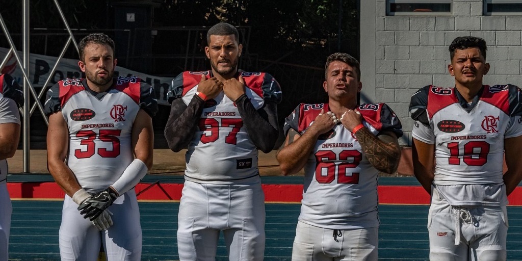 Jogadores de futebol americano do Flamengo Imperadores. À esquerda da foto: Matheus Lebre