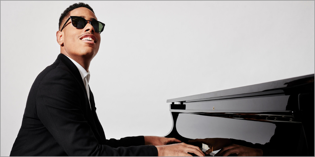 Além do piano, Whitaker também toca órgão, instrumentos de percussão, cordas e sopro