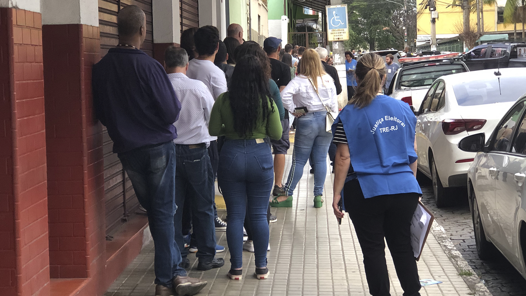 Fiscal do TRE se posiciona em fim de fila para garantir o encerramento das votações