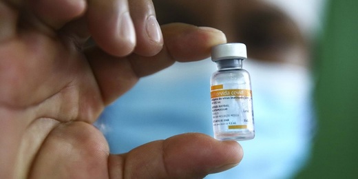 Pessoas entre 55 e 59 anos são vacinadas em Búzios